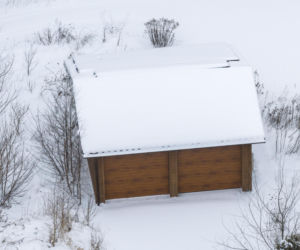 Dom Ziobry zasypany śniegiem czeka na gospodarza
