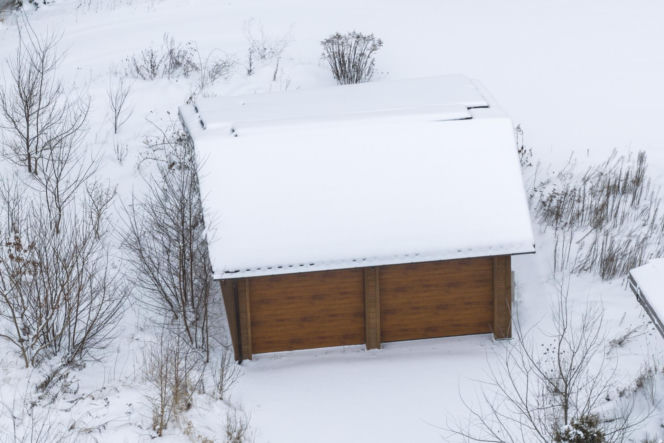 Dom Ziobry zasypany śniegiem czeka na gospodarza