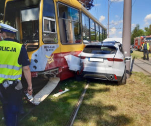 Łódź: Wypadek na Limanowskiego. Zderzenie tramwaju z samochodem wyglądało naprawdę groźnie