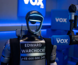 Robot Edward w VOX FM