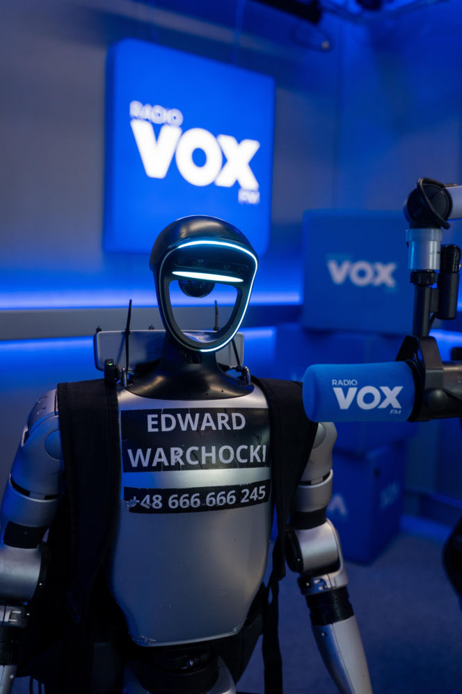 Robot Edward w VOX FM