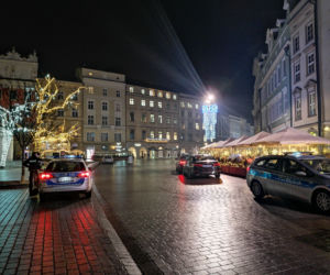 Krakowski Rynek pełen policji i służb