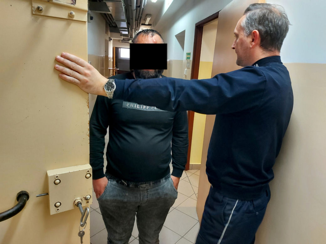 Wymusili haracz i grozili, że ją zabiją. Para sutenerów z Otwocka w rękach policji
