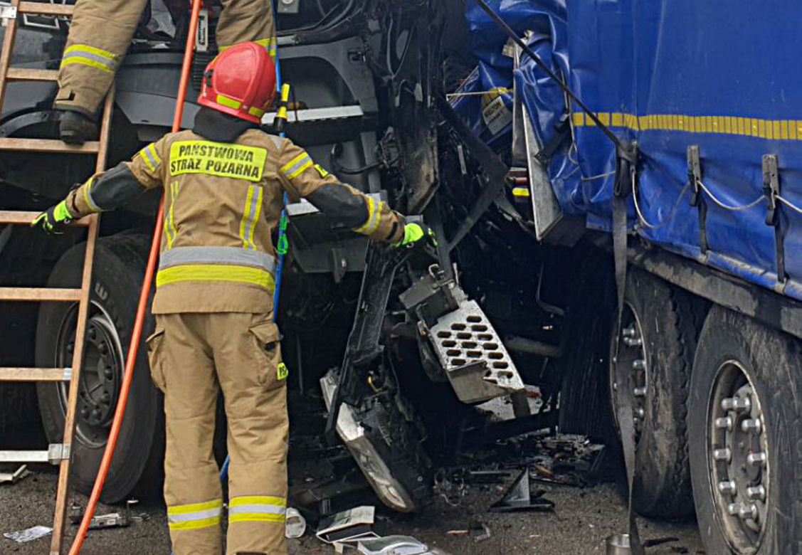 Potworny wypadek na A1 pod Radomskiem. 24-latka nie żyje. Zderzyły się cztery tiry [ZDJĘCIA]