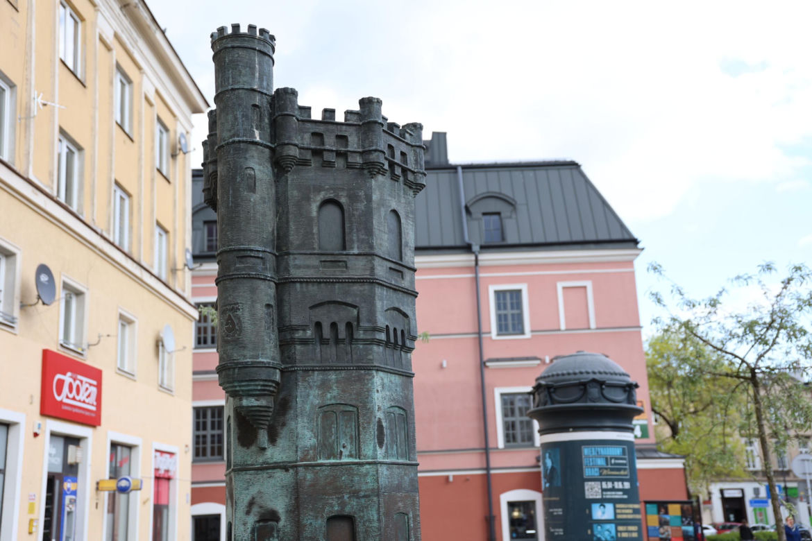 Plac Wolności i jego okolice 100 lat temu oraz w 2024 roku