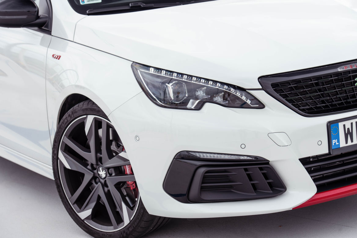 Skoda Octavia RS Challenge vs Peugeot 308 GTi