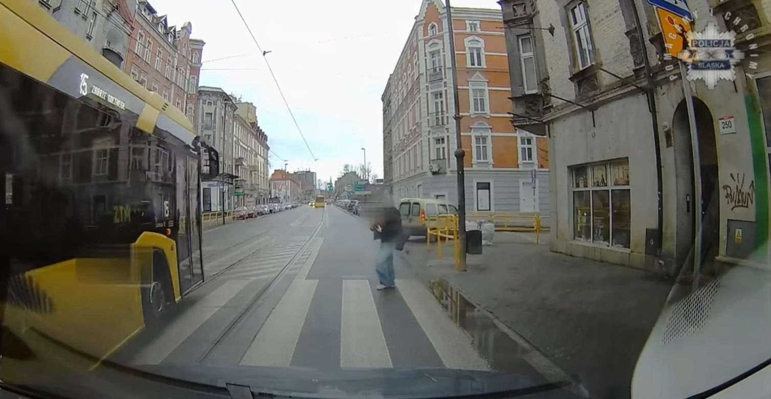 Niebezpieczny manewr kierowcy autobusu miejskiego w Zabrzu