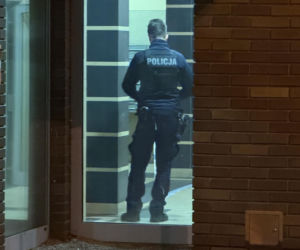 Bójka na Targówku zakończona tragedią. Jeden z mężczyzn spadł z pierwszego piętra. Nie żyje