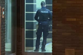 Bójka na Targówku zakończona tragedią. Jeden z mężczyzn spadł z pierwszego piętra. Nie żyje