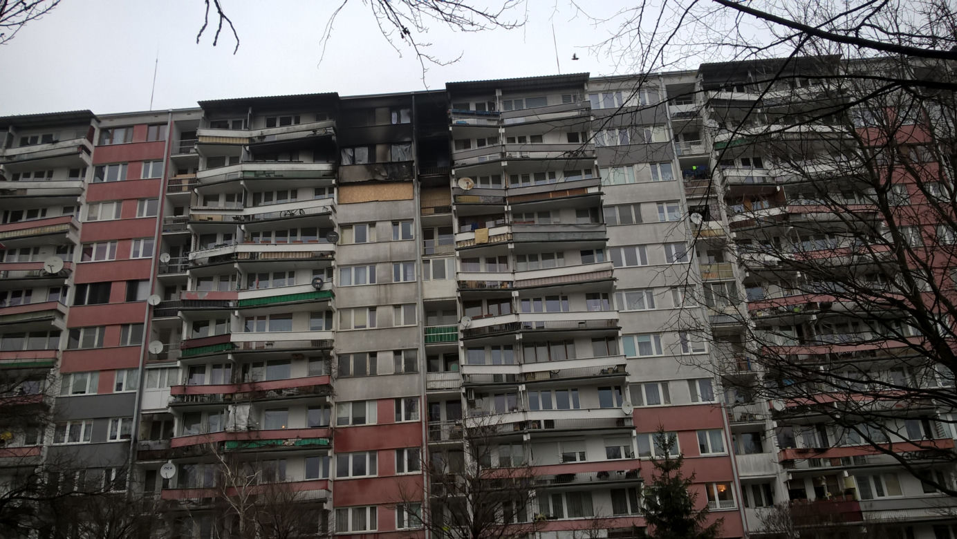 Pożar zniszczył mieszkania na górnych piętrach wieżowca