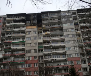 Pożar zniszczył mieszkania na górnych piętrach wieżowca
