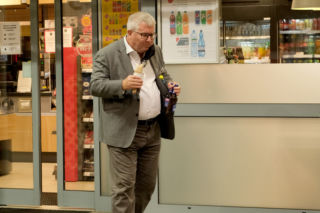 Tak świętował po wyborach europoseł Czarnecki! Piwo i hot-dog [MAMY ZDJĘCIA!]