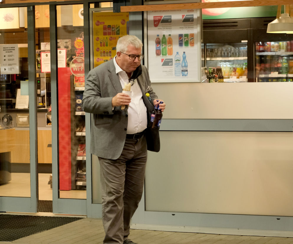 Ryszard Czarnecki świętował hot-dogiem