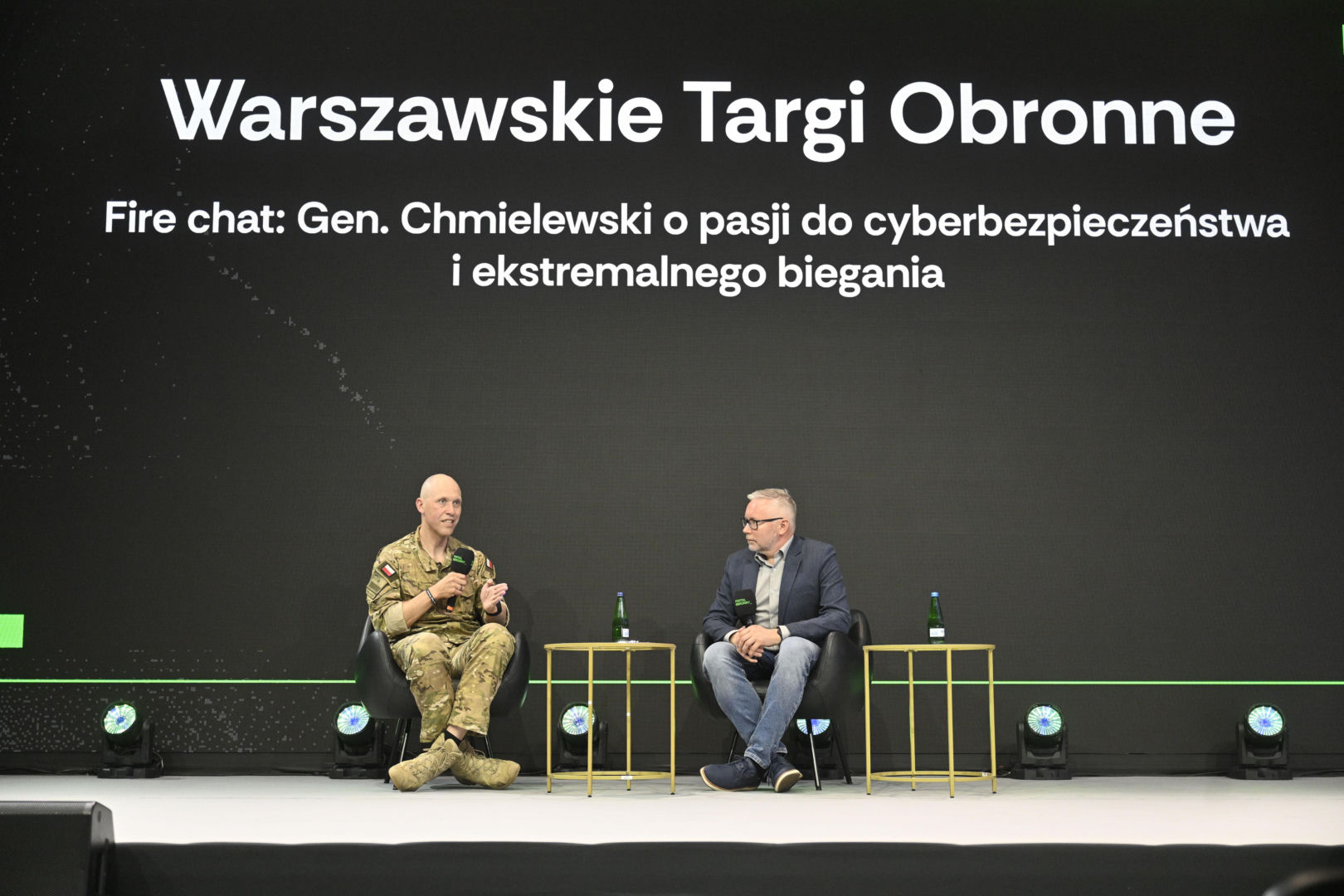 Warszawskie Targi Obronne. Scena Biała. Fire chat: Gen. Chmielewski o pasji do cyberbezpieczeństwa i i ekstremalnego biegania