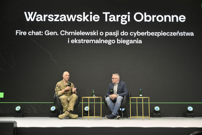 Warszawskie Targi Obronne. Scena Biała. Fire chat: Gen. Chmielewski o pasji do cyberbezpieczeństwa i i ekstremalnego biegania