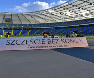 Tysiące ludzi szuka swojego szczęścia na stadionie. Kongres Świadków Jehowy przyciągnął tłumy