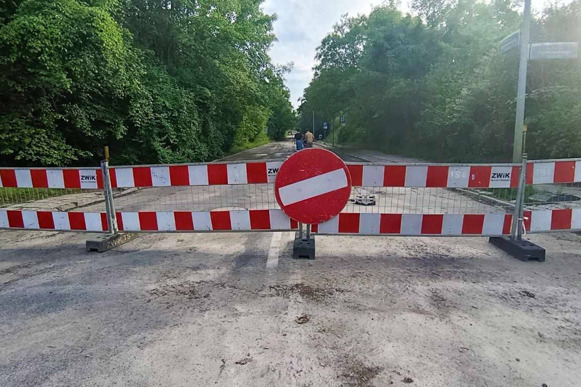 Ulica Starkiewicza zamknięta po awarii wodociągu