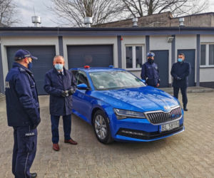 Nieoznakowany radiowóz Skoda Superb w łomżyńskiej policji