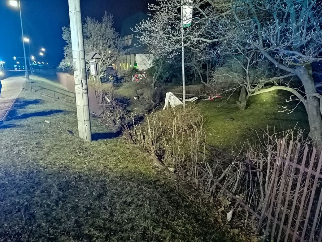 POWAŻNY WYPADEK w Nawojowej. Z samochodu  niewiele zostało. TRZY OSOBY w szpitalu