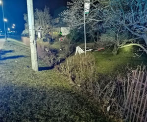 POWAŻNY WYPADEK w Nawojowej. Z samochodu  niewiele zostało. TRZY OSOBY w szpitalu