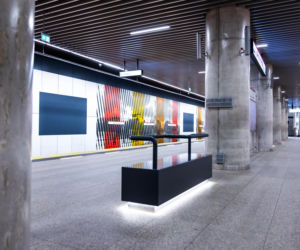 Ławki z podłokietnikami w metrze warszawskim