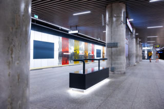 Ławki z podłokietnikami w metrze warszawskim