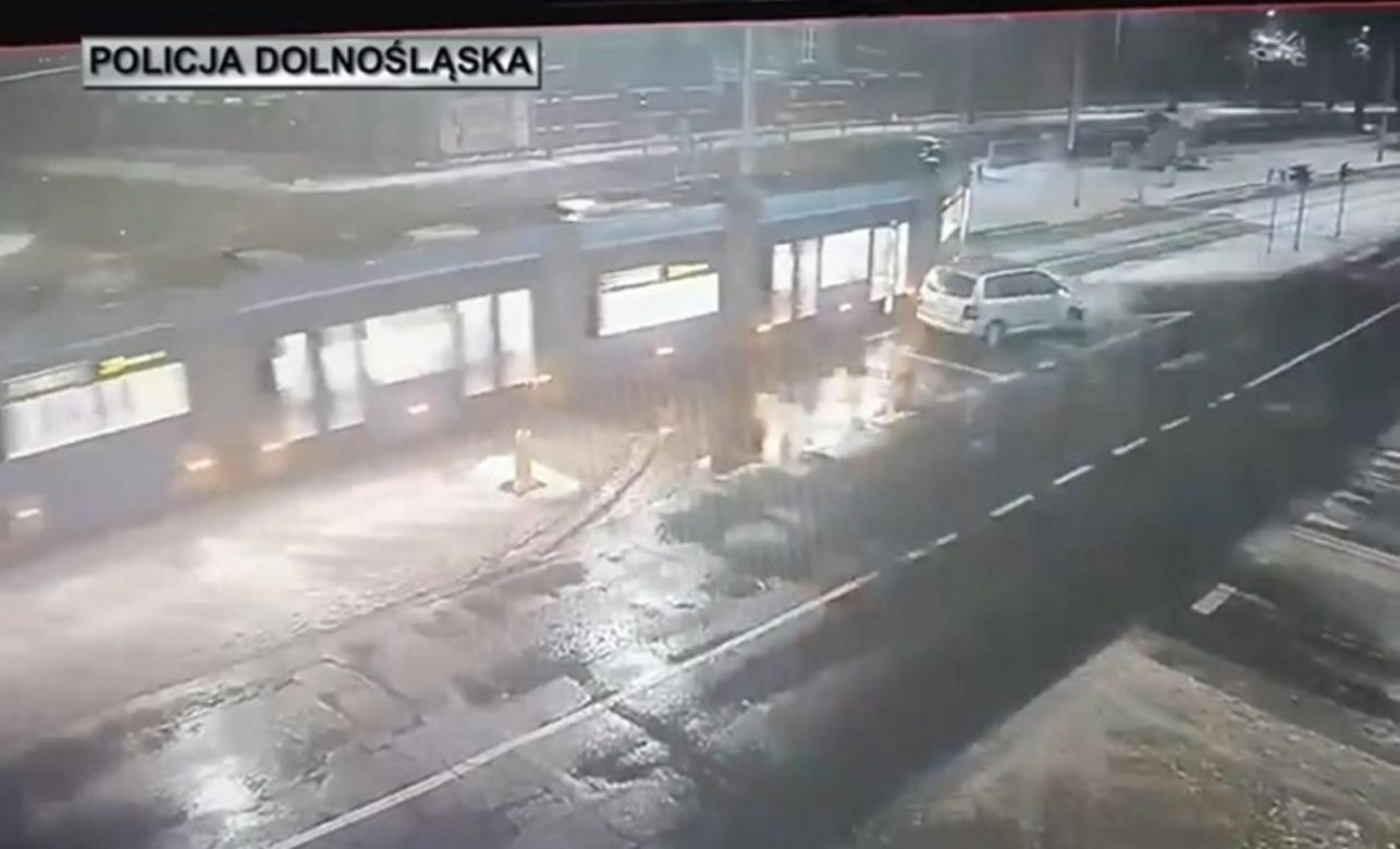 Wrocław. Pościg zakończy zderzeniem z tramwajem. 34-latek z bagażnika nie żyje [ZDJĘCIA].