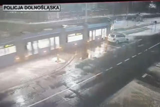 Wrocław. Pościg zakończy zderzeniem z tramwajem. 34-latek z bagażnika nie żyje [ZDJĘCIA].