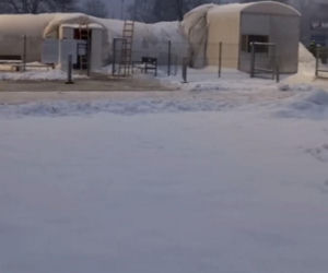 Na lodowisku zapadł się dach