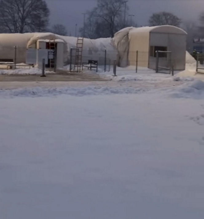 Na lodowisku zapadł się dach