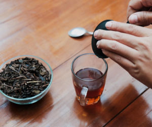 Wzdęcia i słaba pamięć? Jeden błąd przy parzeniu herbaty niweczy jej moc. Rób ją inaczej, a poczujesz różnicę