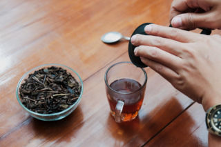 Wzdęcia i słaba pamięć? Jeden błąd przy parzeniu herbaty niweczy jej moc. Rób ją inaczej, a poczujesz różnicę