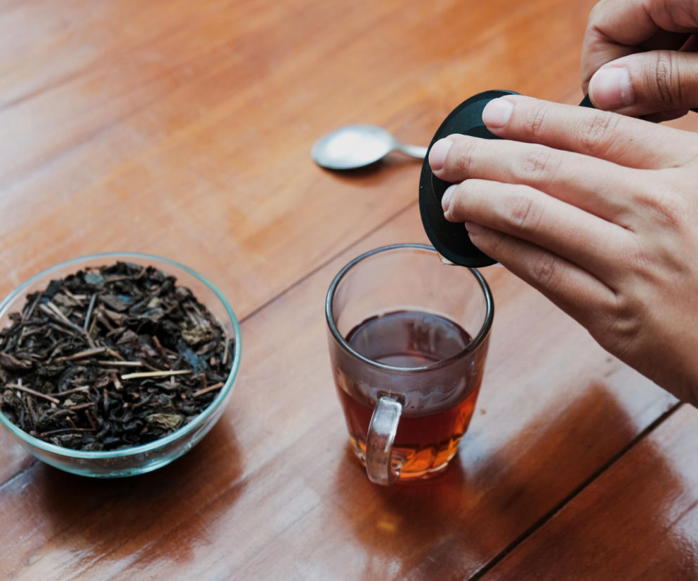 Wzdęcia i słaba pamięć? Jeden błąd przy parzeniu herbaty niweczy jej moc. Rób ją inaczej, a poczujesz różnicę