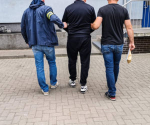 Przyszli sprawdzić liczniki. Zabrali pieniądze i biżuterię