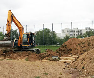Mieszkańcy doczekają się pierwszego pełnowymiarowego boiska do piłki nożnej. Prace idą pełna parą