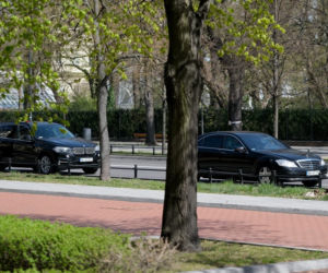 Premier Mateusz Morawiecki w maseczce ochronnej pod Kancelarią Premiera