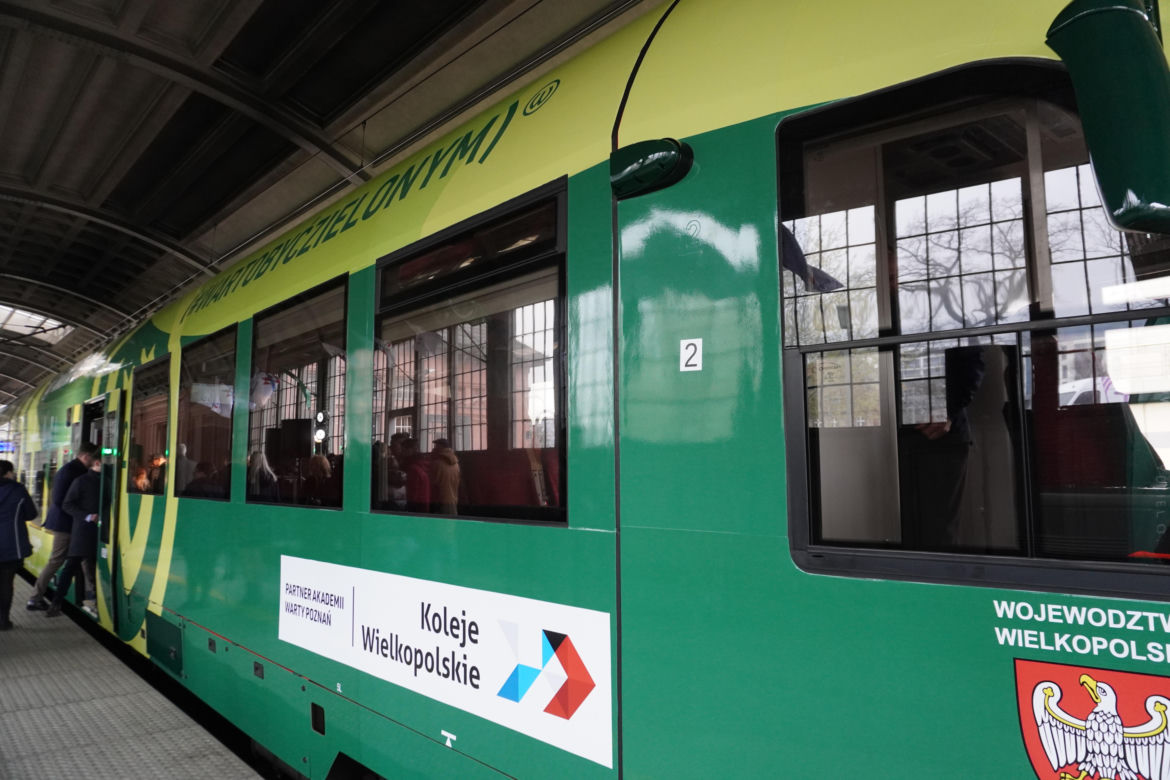 Pociąg Kolei Wielkopolskich w barwach Warty Poznań