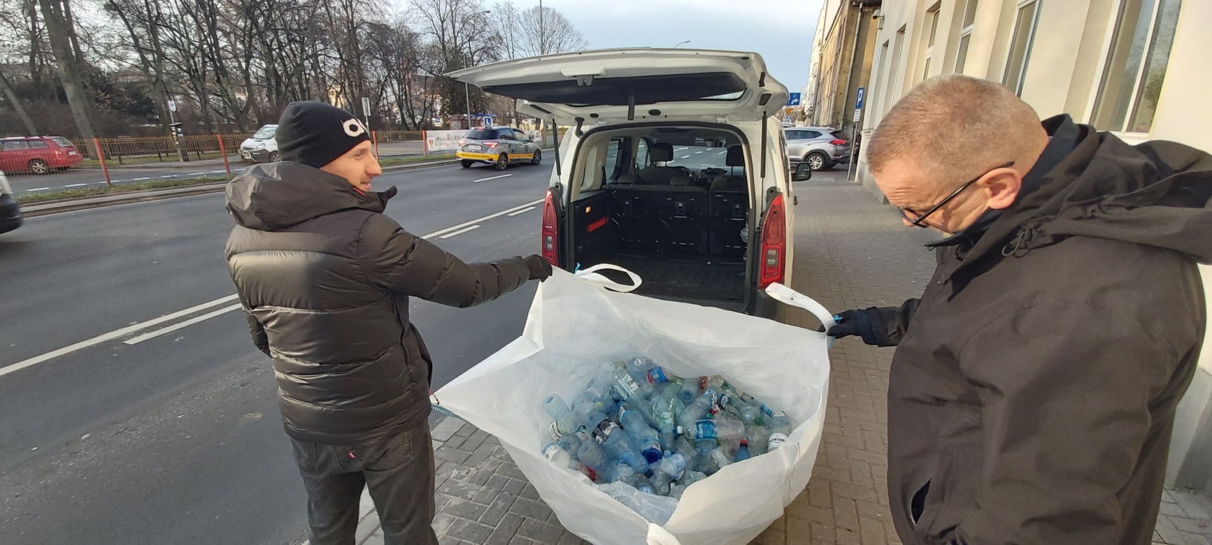 Butelkomaty w Białymstoku. Pierwsza maszyn zapełniona