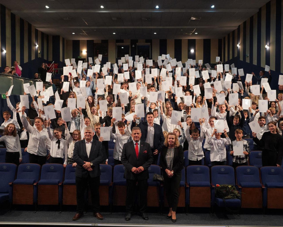 Stypendyści odebrali z rąk prezydenta Andrzeja Sitnika Listy Gratulacyjne
