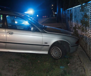24-letni kierowca BMW wjechał w ogrodzenie posesji