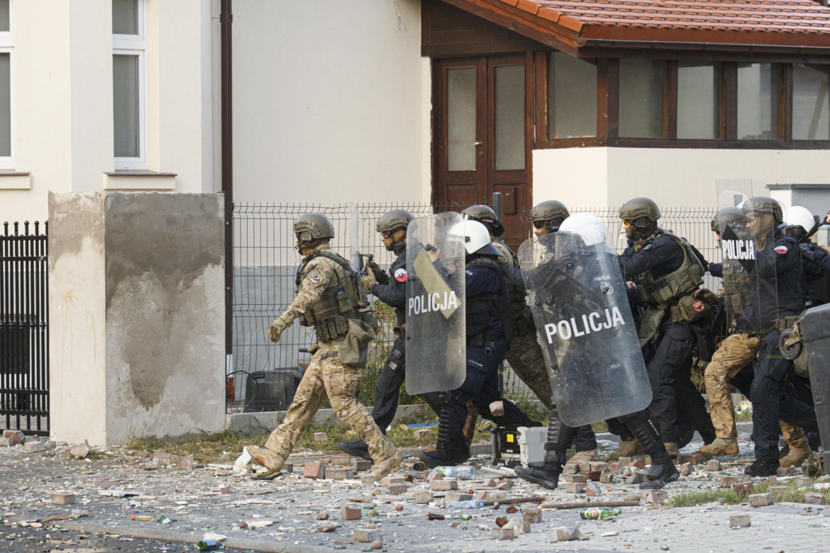 PILNE! Zamieszki w Lubinie! Tłum zaatakował komendę policji! 