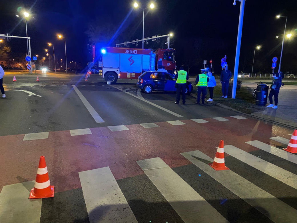 Zderzenie aut przy niedziałających światłach w Lesznie. Sprawczyni dostała mandat i punkty