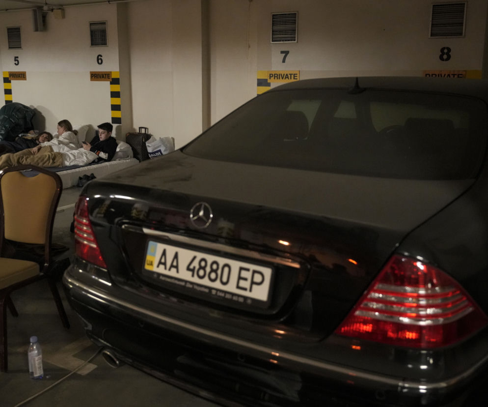 Kijów. Podziemny parking zamieniony w schron