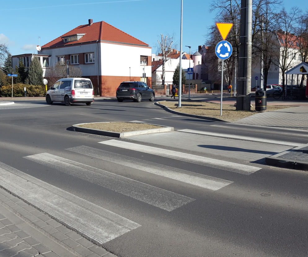 Miasto zapewnia, że to nie była fuszerka. Wiosną poprawione zostaną pasy na ul. Lipowej