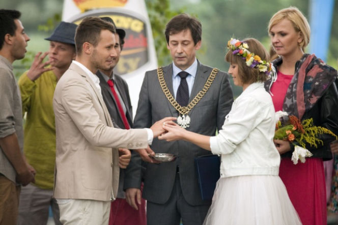Pierwsza miłość. Radek (Mateusz Banasiuk), Nikola (Anna Kózka), Otylia (Otylia Jędrzejczak)