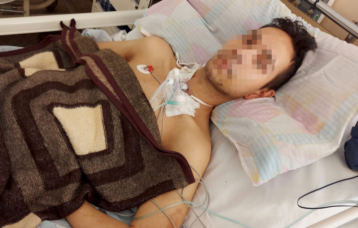 Adrian był żołnierzem, teraz jest przykuty do łóżka. Jeden dzień zmienił jego życie w nieustanną walkę. Rodzina wydała na to wszystkie pieniądze [ZDJĘCIA]