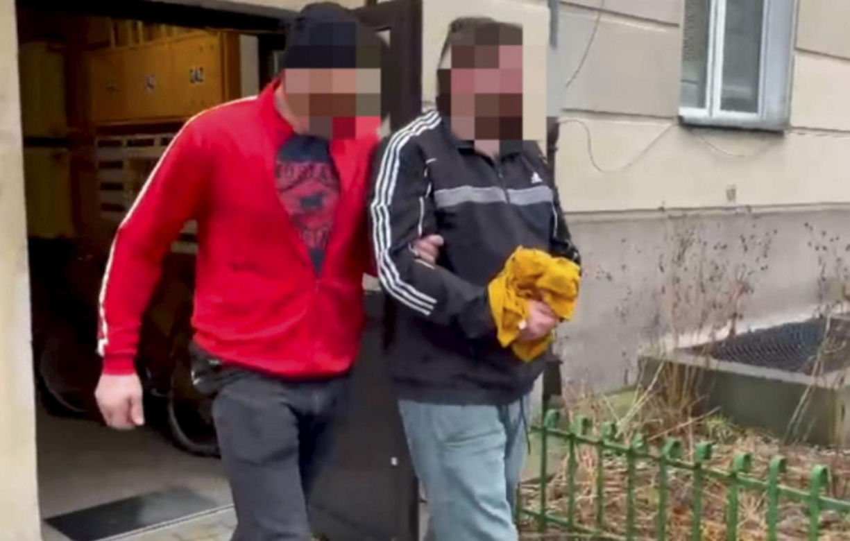 Rozbili drzwi, bo nie chciał otworzyć. Policja zatrzymała poszukiwanego przestępcę