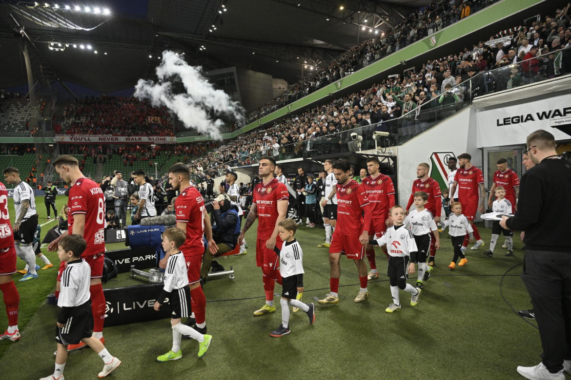 Kibice nie zawiedli podczas meczu Legia - Widzew. Efektowne zdjęcia z trybun