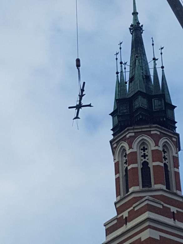 Akcja strażaków z rzeszowskiej Specjalistycznej Grupy Ratownictwa Wysokościowego na 62-metrowej wieży kościoła Salezjanów w Przemyślu