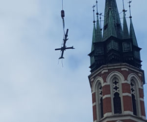 Akcja strażaków z rzeszowskiej Specjalistycznej Grupy Ratownictwa Wysokościowego na 62-metrowej wieży kościoła Salezjanów w Przemyślu